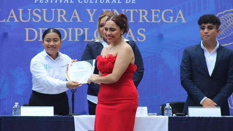 Las-Jóvenes-No-Podían-Ocultar-Su-Orgullo